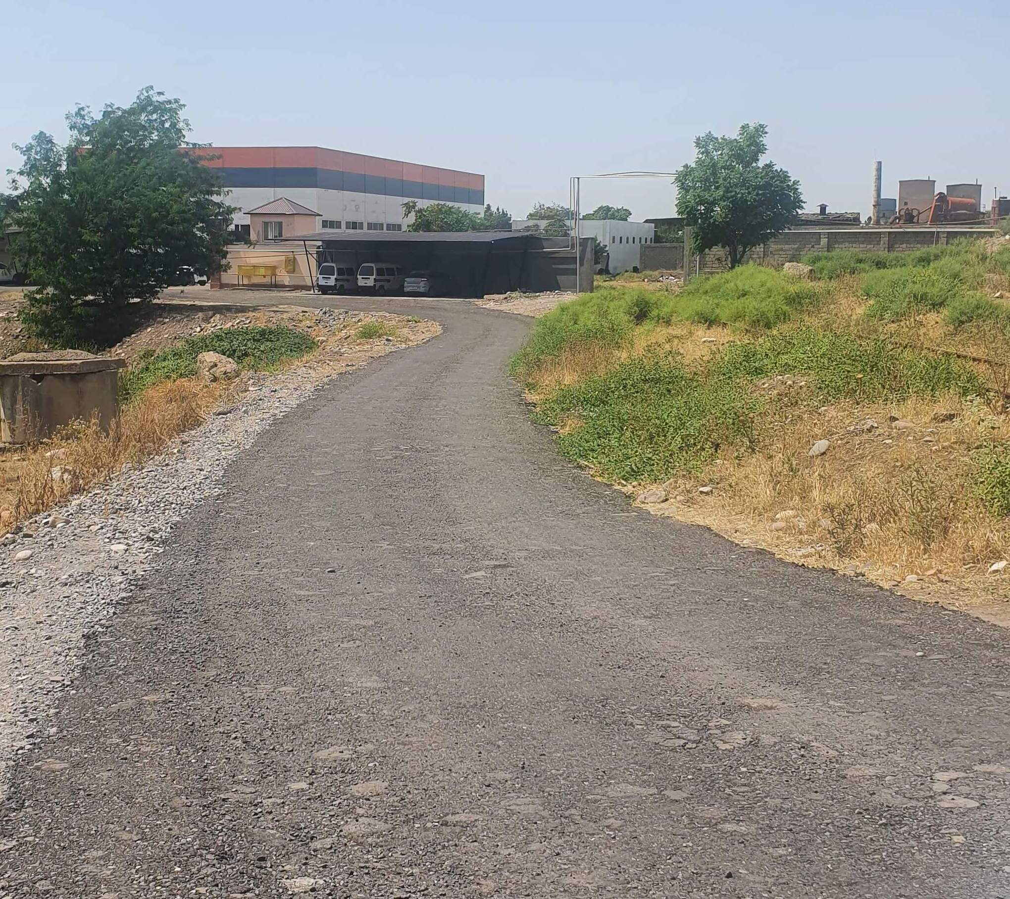 Дорога и стоянка из асфальтовой крошки