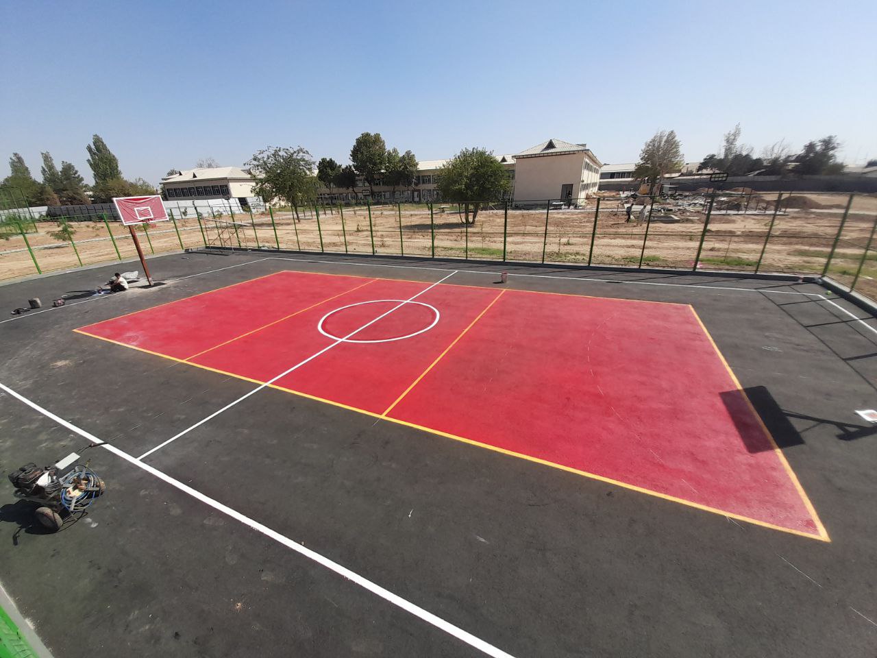 Теннисный корд и Баскетбольная площадка