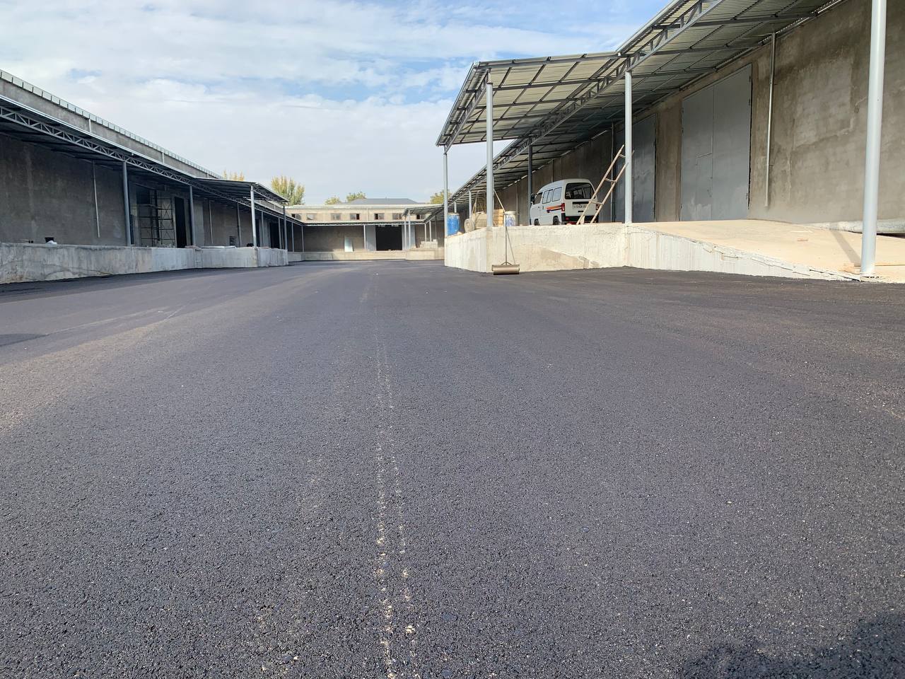 Асфальтирование стоянки для больших грузовых машин