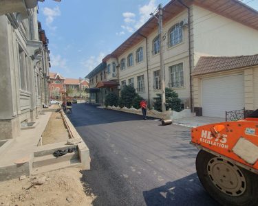 Асфальтирование улицы на Юнусабадском